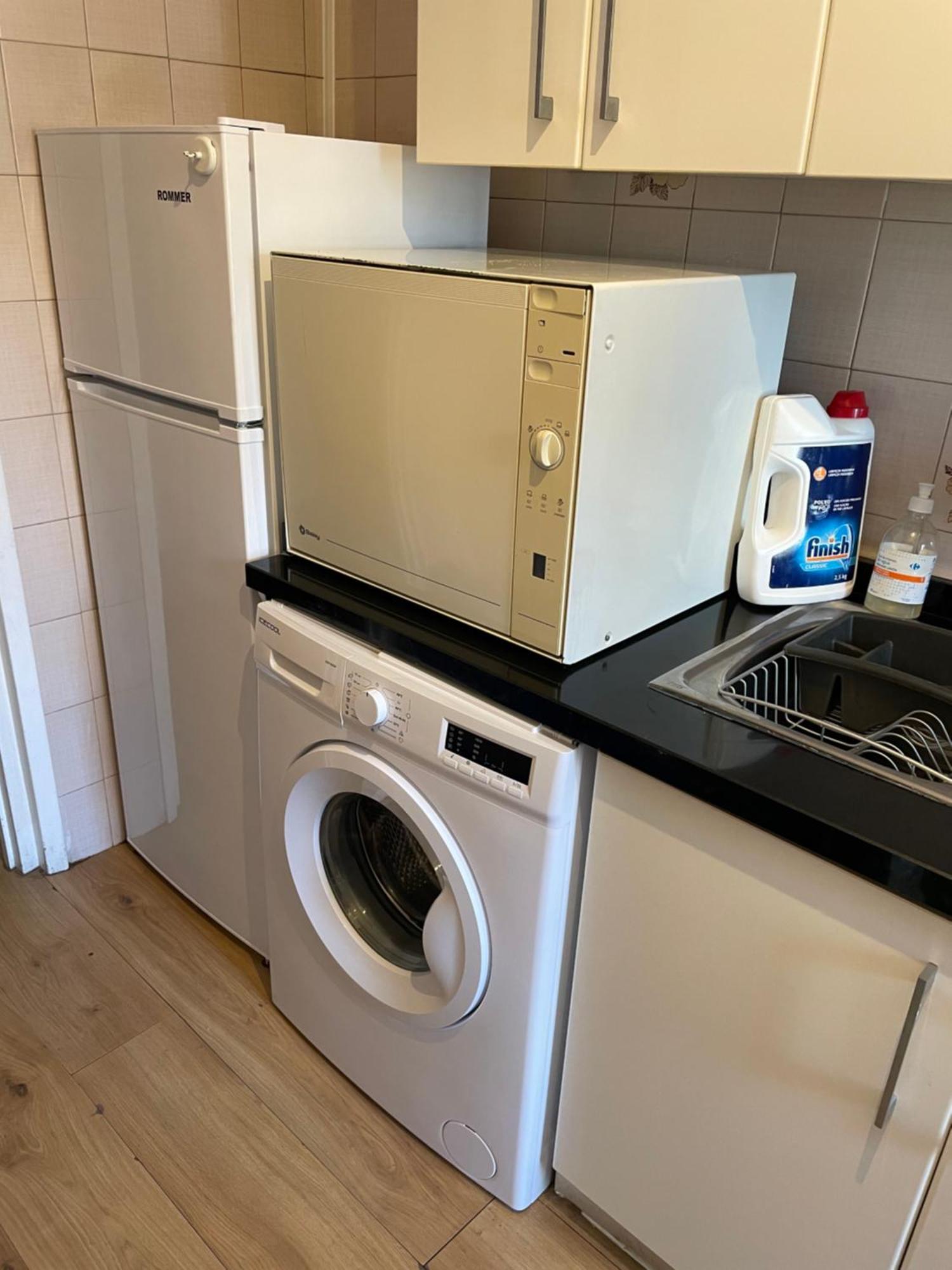 And 3 Bedroom Perfect Location Near Pyr *